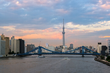 Fototapeta na wymiar 東京都 夕暮れの隅田川に掛かる清洲橋とスカイツリー