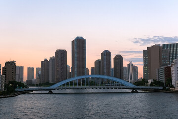 Fototapeta na wymiar 東京都 隅田川に架かる永代橋と高層マンション群の夕景