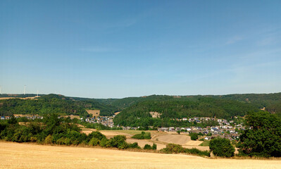 Hügelige Landschaft in der Eifel mit Feldern bei Rieden im Landkreis Mayen-Koblenz, Rheinland-Pfalz. Aussicht vom Premiumwanderweg Traumpfad Waldseepfad Rieden.