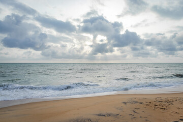 Fototapeta na wymiar Indian Ocean view from Sri Lanka beach.