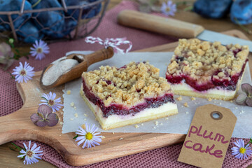 Zwetschgen Mohn-Käsekuchen mit Zimt-Streuseln auf einem Holz-Schneidebrett