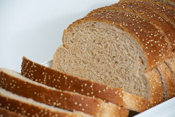 P&atilde;o caseiro fatiado em close-up com um fundo branco