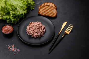 Canned tuna and croutons to make a delicious healthy sandwich