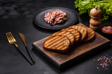 Canned tuna and croutons to make a delicious healthy sandwich