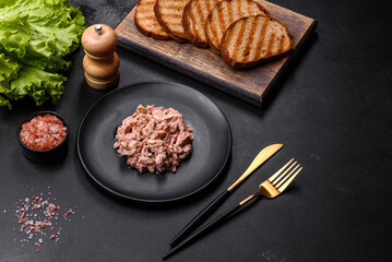Canned tuna and croutons to make a delicious healthy sandwich