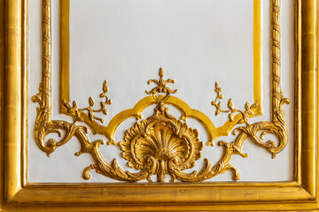 Vertical ornament with arcs of different shades of yellow and brown.