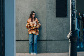 girl on the city street in autumn clothes