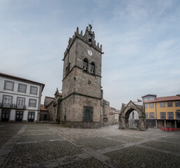 Fototapeta na wymiar Largo da Oliveira with Nossa Senhora da Oliveira Church and Gothic Battle of Salado Monument (Padrao do Saldo) - Guimaraes, Portugal