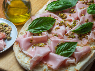 pizza with ham and pistachios