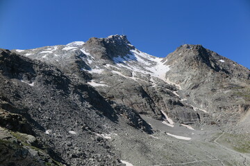 Obraz premium Wanderweg zur Fuorcla Surlej mit Blick zur Corvatsch Bergstation, Engadin