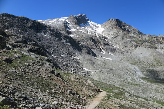 Wanderweg zur Fuorcla Surlej mit Blick zur Corvatsch Bergstation, Engadin