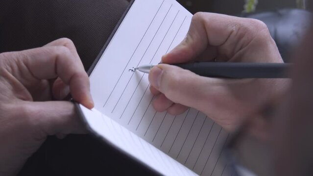 Persona escribe en diario