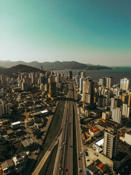 Foto de praia com avenida e predio