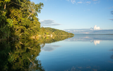 Fototapeta na wymiar Beautiful jungle at Lake Peten Itza, El Remate, Petén, Guatemala