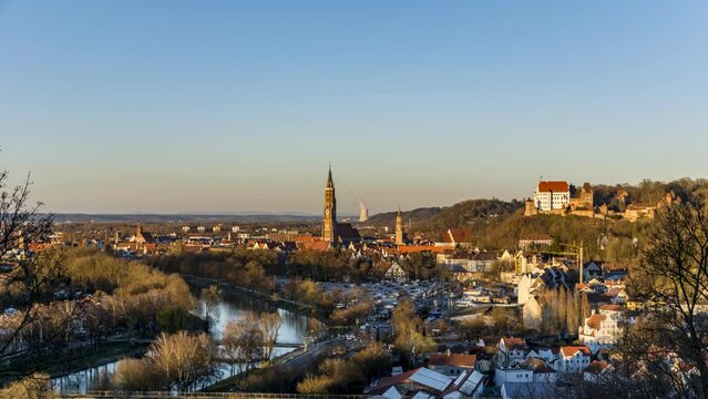 Landshut Sonnenuntergang Zeitraffer, Atomkraftwerk Isar 2 thront &uuml;ber die Stadt 