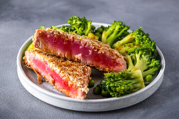 Baked tuna in sesame with vegetables.