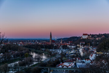 Fototapeta na wymiar Landshut Sonnenuntergang Timelapse, Atomkraftwerk Isar 1 tront über die Stadt