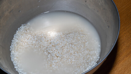 米を洗う・米を研ぐ