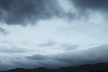 台風が接近中。六甲山の稜線に湧き上がる雲