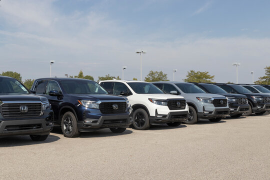 Honda Ridgeline Display At A Dealership. Honda Offers The Ridgeline In Sport, RTL And Black Edition Models.