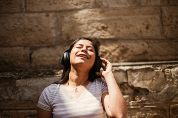 YOUNG WOMAN LISTENING TO MUSIC. CONCEPT OF MENTAL HEALTH AND MUSIC.