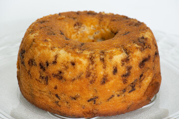 Bolo formigueiro sobre um prato de vidro transparente em um fundo branco isolado