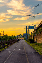 저녁 노을 하천 산책길