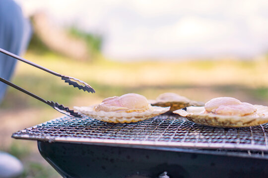 Barbecue, camping, etc. Grill scallops over charcoal. バーベキュー、キャンプなど。炭火でホタテを焼く