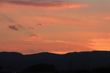 夕暮れの空と山影
