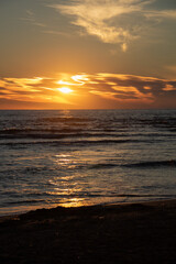 夕陽に輝く海
