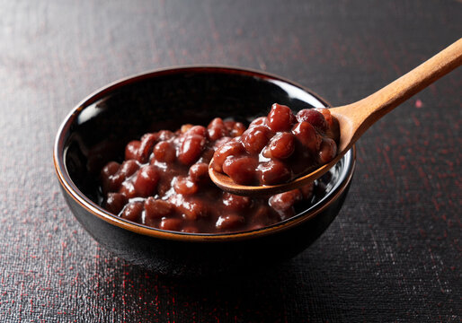 Boiled azuki beans placed on a black background.