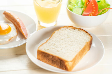 朝食の食パン 