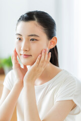 若い女性のスキンケア