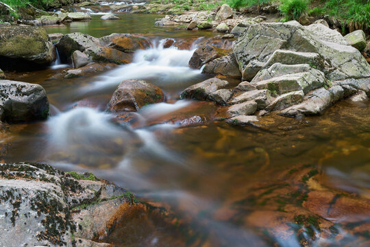 der Fluss Ilse bei Ilsenburg im Wald am Fuße des Brocken im Nationalpark Harz