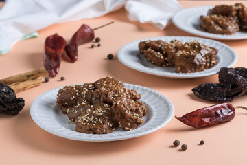 Plátanos en mole.  Postre guatemalteco heco con plátano maduro cortado en tajadas en diagonal y con recado hecho con chiles secos, tomate, miltomate, pepita, chocolate, ajonjolí, canela pimienta gorda