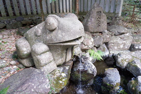 カエルの石像 - 置物