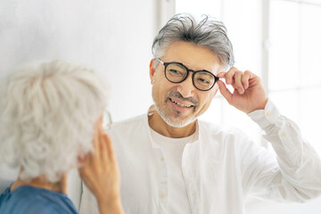 メガネをかけたシニアカップル
