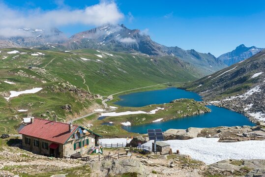 Mountain lodge Rifugio Citta di Chivasso, Hochebene mit See Rifugio Savoia, Passstrasse Colle del Nivolet, National Park Gran Paradiso, Ceresole Reale, Piemont, Italien