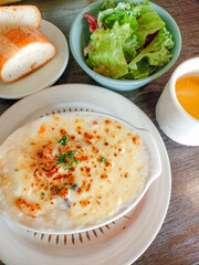 食べ物　グラタンの洋食ランチ