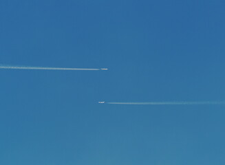 青空に交差する飛行機雲
