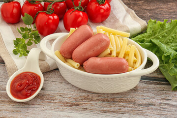 Mini sausages with pasta macheroni