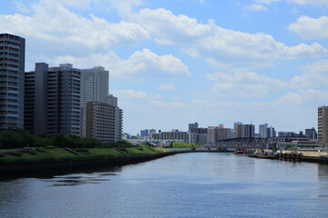 Fototapeta na wymiar 隅田川沿いに建ち並ぶマンション群
