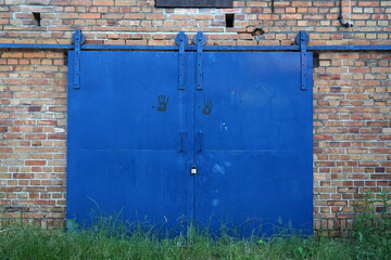 Bauernhof in Brandenburg mit blauem Tor aus Stahl