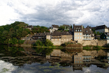 Fototapeta na wymiar Reflets des maisons de Beaulieu sur Dordogne