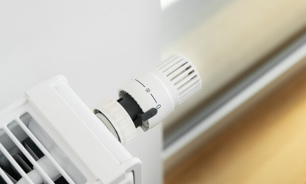 The thermostat regulating the radiator temperature is set to the minimum value
