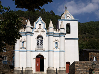 Eglise blanche et décorée du village typique ancien de Piodao dans la montagne de la Serra...