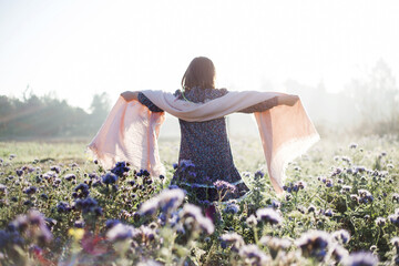 Fototapeta Dziewczynka tańczy w porannej rosie i promieniach słońca obraz