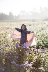 Dziewczynka tańczy w porannej rosie i promieniach słońca - obrazy, fototapety, plakaty