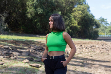 modelo mirando a un lado