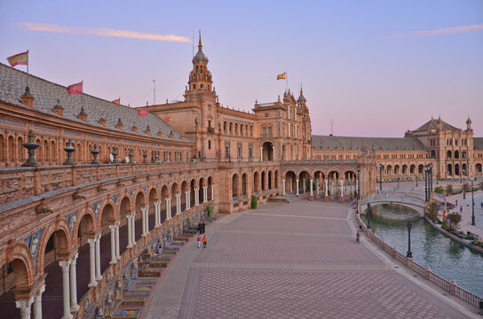 The Plaza de Espa&ntilde;a ("Spain Square", in English) is a plaza in the Parque de Mar&iacute;a Luisa (Maria Luisa Park), in Seville, Spain